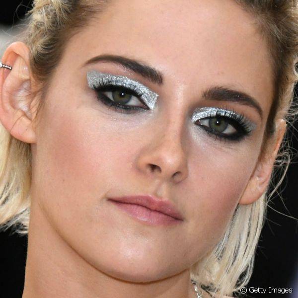 Kristen Stewart usou sombra prata em shape gráfico nas pálpebras, e combinou a cor nas unhas